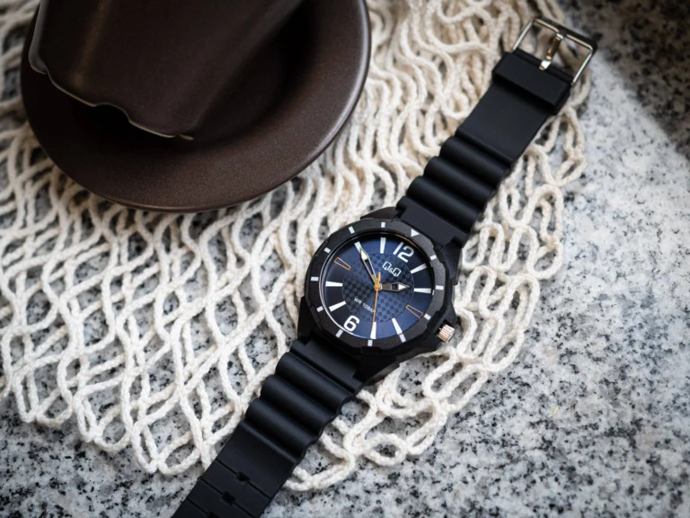 ساعت مچی v30a-002 کیو اند کیو